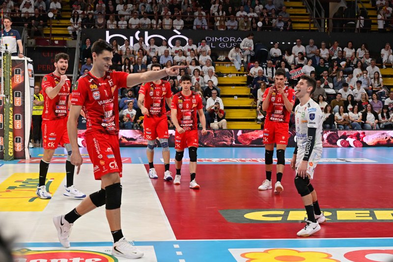 2082/BENDA-250416-194247-68083-.jpg Image